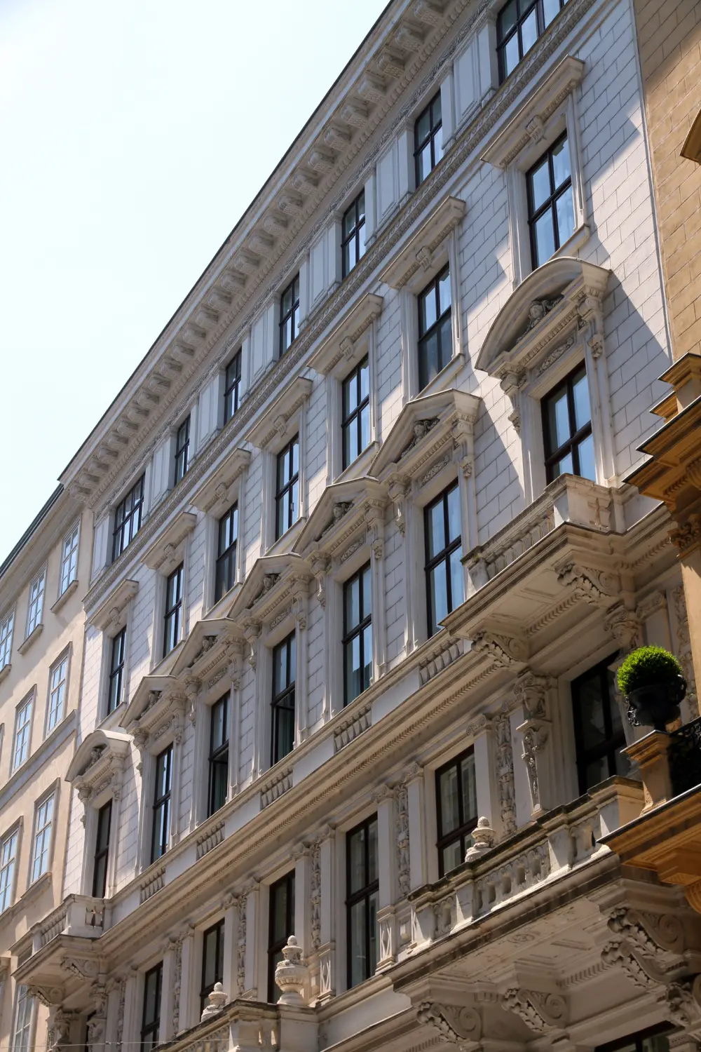 Modernes Wohnhaus im Frühling, Harvestehude, Hamburg, Deutschland