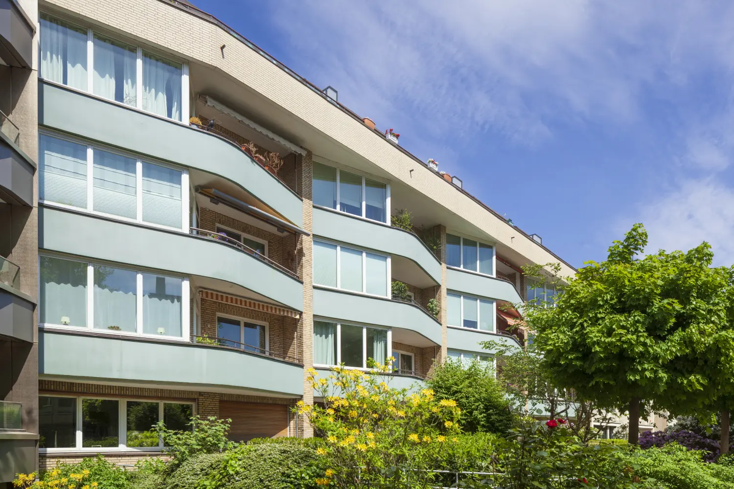 Modernes Wohnhaus im Frühling, Harvestehude, Hamburg, Deutschland